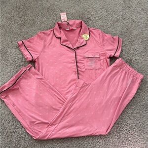 NWT Juicy Couture Pink PJ Set w Silver Studs
Trimmed in Black

Size S

NWT